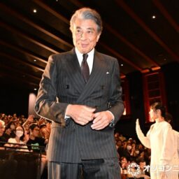 舘ひろし、客席からサプライズ登場｜日本タレント名鑑